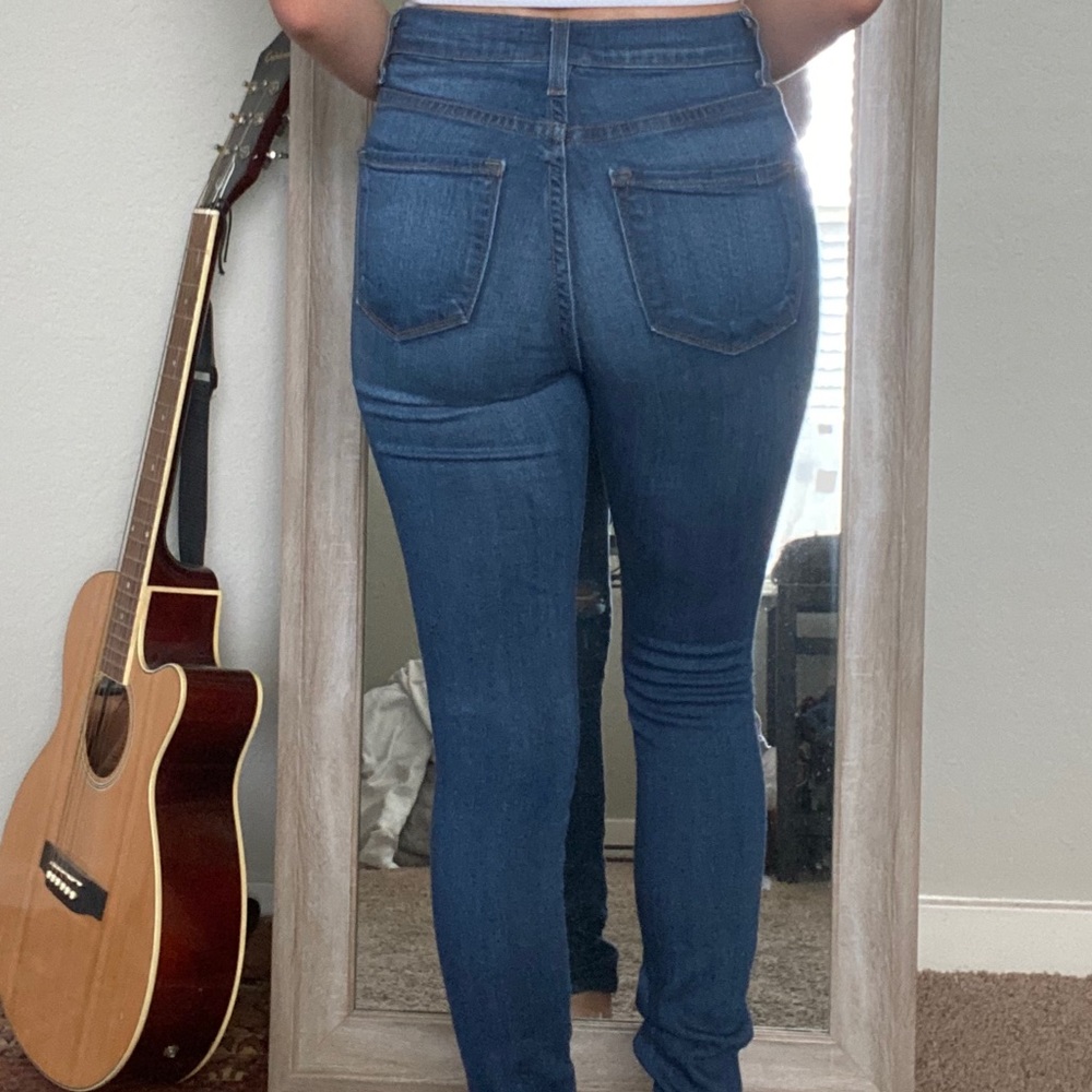 ripped knee skinny jeans